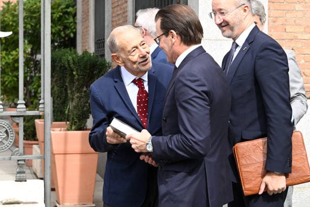 The Prado Museum reopens the Queen Christina Sculpture Gallery with a visit from Prince Daniel of Sweden. The president of the Royal Board of Trustees of the Prado Museum, Javier Solana, presents a book to Prince Daniel of Sweden at the museum on the occasion of the reopening of the Queen Christina Sculpture Gallery on October 6, 2026, in Madrid, Spain. CELEBRITIES PRADO MUSEUM ROYALTY PRINCE José Madrid Madrid Spain  Copyright: xJosÃ xOlivax 7824412