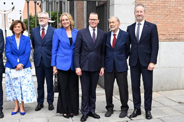The Prado Museum reopens the Queen Christina Sculpture Gallery with a visit from Prince Daniel of Sweden. Prince Daniel of Sweden (3rd from left) and Javier Solana (2nd from left) pose for the media upon their arrival at the museum ahead of the reopening of the Queen Christina Sculpture Gallery, on October 6, 2026, in Madrid, Spain. CELEBRITIES PRADO MUSEUM ROYALTY PRINCE José Madrid Madrid Spain  Copyright: xJosÃ xOlivax 7824420