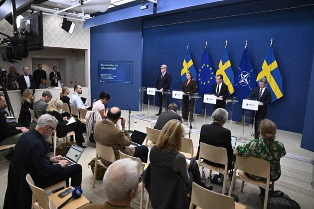 STOCKHOLM, SWEDEN, October 6, 2026 Minister of Justice Gunnar Strömmer (M), Foreign Minister Maria Malmer Stenergard (M), Prime Minister Ulf Kristersson (M), and Defense Minister Pal Jonson (M) hold a press briefing on the security situation STOCKHOLM, SWEDEN x10080x  Copyright: xFredrikxSandberg TTx REGERINGEN OM SÄKERHETSLÄGET wFIfDAraQhs