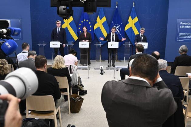 STOCKHOLM, SWEDEN, October 6, 2026 Minister of Justice Gunnar Strömmer (M), Foreign Minister Maria Malmer Stenergard (M), Prime Minister Ulf Kristersson (M), and Defense Minister Pal Jonson (M) hold a press briefing on the security situation STOCKHOLM, SWEDEN x10080x  Copyright: xFredrikxSandberg TTx REGERINGEN OM SÄKERHETSLÄGET JGzBMFd52iA