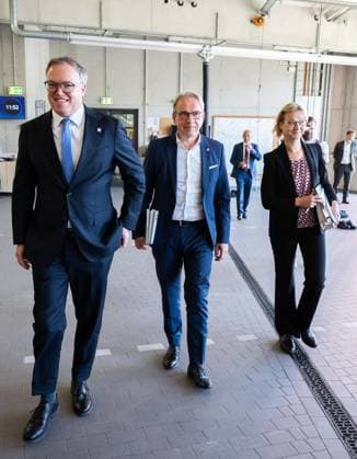 THÜRINGER LANDESREGIERUNG TRITT ERSTMALS ZUM SICHERHEITSKABINETT ZUSAMMEN ** NUR FÜR REDAKTIONELLE ZWECKE ** EDITORIAL USE ONLY **<p>06 10 2026-Erfurt: Die Thüringer Landesregierung kommt im Gefahrenabwehrzentrum Süd in Erfurt erstmals zu einem Sicherheitskabinett zusammen. Gemeinsam mit Vertretern der Sicherheitsbehörden und der Bundeswehr berät das Kabinett über den Schutz vor hybriden Bedrohungen, Cyberangriffen und Drohnen sowie über Krisenvorsorge und den Operationsplan Deutschland. Ministerpräsident Mario Voigt, links, Innenminister Georg Maier, mitte, und Finanzministerin Katja Wolf, rechts, informieren anschließend über die Ergebnisse. ( Deutschland Thueringen Erfurt Copyright: SaschaxFromm
