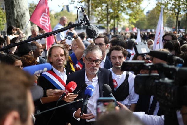 Politics At Student Demonstration - Paris Parti Socialiste (PS) first secretary Olivier Faure arrives at the start of a demonstration part of a nationwide day of actions called by high-school students, joined by unions and teachers, who for days have been demanding better learning conditions in protests punctuated by violent confrontations in Paris on October 6, 2026. Students have blocked the entrances to hundreds of high schools for 15- to 17-year-olds since late September, complaining of missing teachers, overloaded timetables, dilapidated classrooms and buildings that cannot cope with rising temperatures. Photo by Raphael Lafargue ABACAPRESS.COM Paris France  Copyright: xLafarguexRaphael ABACAx
