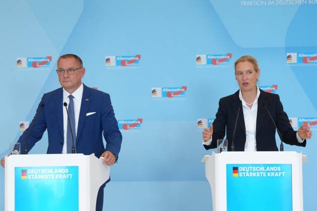 Pressekonferenz der AfD Vorsitzenden im Vorfeld der Fraktionssitzung Die AfD Vorsitzenden Alice Weidel (AfD) gemeinsam mit Tino Chrupalla (AfD) beim Pressestatement im Vorfeld der Fraktionssitzung im Deutschen Bundestag, Berlin, 06.10.2026 Berlin Berlin Deutschland