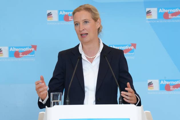 Pressekonferenz der AfD Vorsitzenden im Vorfeld der Fraktionssitzung Alice Weidel (AfD) im Portrait mit Handgestik beim Pressestatement im Vorfeld der AfD Fraktionssitzung im Deutschen Bundestag, Berlin, 06.10.2026 Berlin Berlin Deutschland