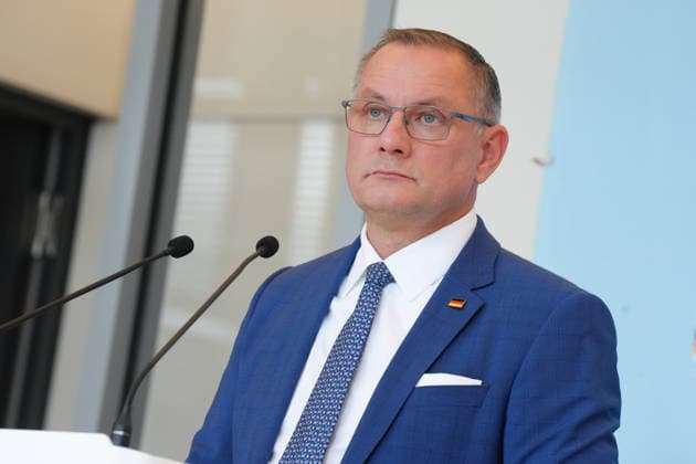 Pressekonferenz der AfD Vorsitzenden im Vorfeld der Fraktionssitzung Tino Chrupalla (AfD) im Portrait beim Pressestatement im Vorfeld der Fraktionssitzung im Deutschen Bundestag, Berlin, 06.10.2026 Berlin Berlin Deutschland