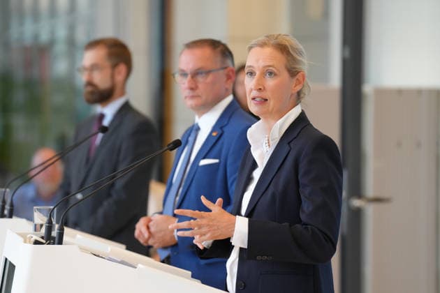 Pressekonferenz der AfD Vorsitzenden im Vorfeld der Fraktionssitzung Die AfD Vorsitzenden Alice Weidel (AfD) gemeinsam mit Tino Chrupalla (AfD) beim Pressestatement im Vorfeld der Fraktionssitzung im Deutschen Bundestag, Berlin, 06.10.2026 Berlin Berlin Deutschland