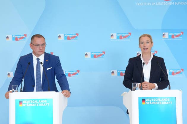 Pressekonferenz der AfD Vorsitzenden im Vorfeld der Fraktionssitzung Die AfD Vorsitzenden Alice Weidel (AfD) gemeinsam mit Tino Chrupalla (AfD) beim Pressestatement im Vorfeld der Fraktionssitzung im Deutschen Bundestag, Berlin, 06.10.2026 Berlin Berlin Deutschland