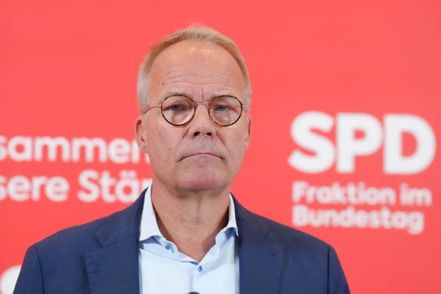 Pressekonferenz der SPD im Vorfeld der Fraktionssitzung Fraktionsvorsitzender Matthias Miersch (SPD) im Portrait beim Pressestatement im Vorfeld der Fraktionssitzung im Deutschen Bundestag, Berlin, 06.10.2026 Berlin Berlin Deutschland