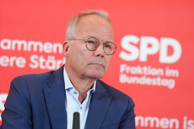 Pressekonferenz der SPD im Vorfeld der Fraktionssitzung Fraktionsvorsitzender Matthias Miersch (SPD) im Portrait beim Pressestatement im Vorfeld der Fraktionssitzung im Deutschen Bundestag, Berlin, 06.10.2026 Berlin Berlin Deutschland