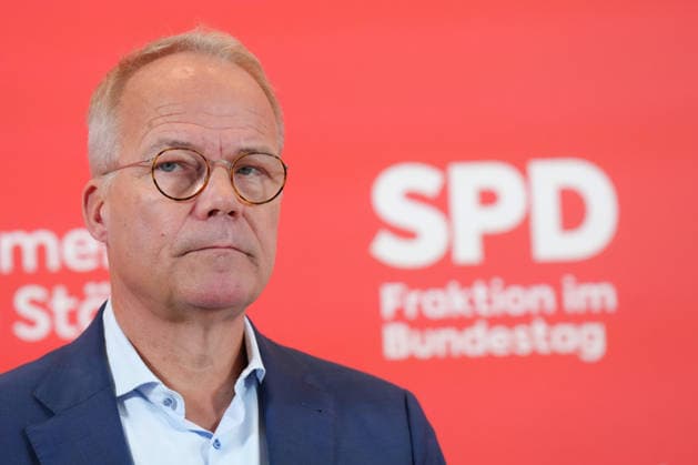 Pressekonferenz der SPD im Vorfeld der Fraktionssitzung Fraktionsvorsitzender Matthias Miersch (SPD) im Portrait mit ernster Mimik beim Pressestatement im Vorfeld der Fraktionssitzung im Deutschen Bundestag, Berlin, 06.10.2026 Berlin Berlin Deutschland