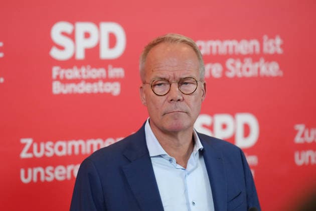Pressekonferenz der SPD im Vorfeld der Fraktionssitzung Fraktionsvorsitzender Matthias Miersch (SPD) im Portrait mit ernster Mimik beim Pressestatement im Vorfeld der Fraktionssitzung im Deutschen Bundestag, Berlin, 06.10.2026 Berlin Berlin Deutschland