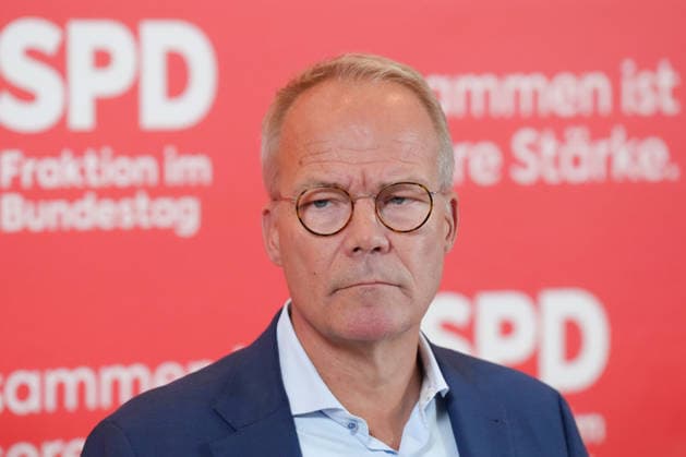 Pressekonferenz der SPD im Vorfeld der Fraktionssitzung Fraktionsvorsitzender Matthias Miersch (SPD) im Portrait mit ernster Mimik beim Pressestatement im Vorfeld der Fraktionssitzung im Deutschen Bundestag, Berlin, 06.10.2026 Berlin Berlin Deutschland