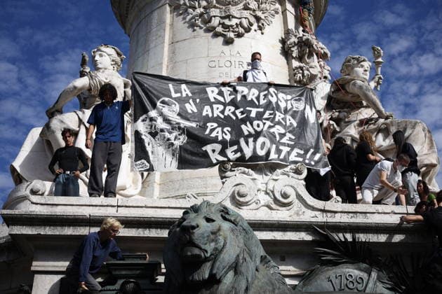 Student Demonstration - Paris Sudents are gathering at the Republique Square to protest against the current state of public education, once again, on October 6, 2026, in Paris, France. They demand more resources for the national education system, and raise against the far right party - le Rassemblement National. Photo by Raphael Lafargue ABACAPRESS.COM Paris France  Copyright: xLafarguexRaphael ABACAx