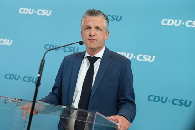 Pressekonferenz der CDU und CSU im Vorfeld der Fraktionssitzung Thorsten Frei (CDU) beim Pressestatement im Vorfeld der Fraktionssitzung der CDU und CSU Bundestagsfraktion im Deutschen Bundestag, Berlin, 06.10.2026 Berlin Berlin Deutschland