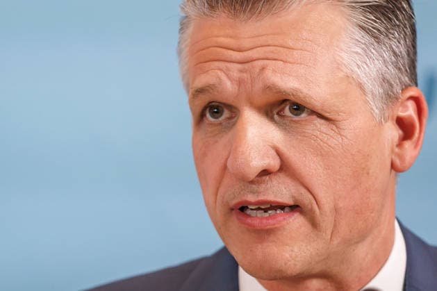 Statement vor den Fraktionssitzung der CDU CSU Alexander Hoffmann, stellvertretender Fraktionsvorsitzender der CDU CSU im Bundestag und Thorsten Frei (CDU), Fraktionsvorsitzender, spricht waehrend eines Statement vor den Fraktionssitzungen am 06.10.2026 in Berlin. Berlin Berlin Deutschland Reichstag