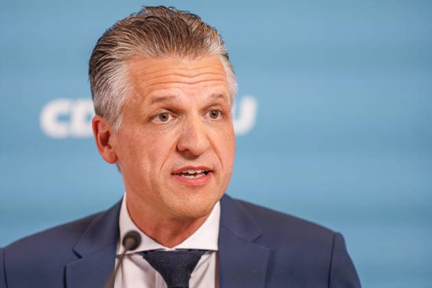 Statement vor den Fraktionssitzung der CDU CSU Alexander Hoffmann, stellvertretender Fraktionsvorsitzender der CDU CSU im Bundestag und Thorsten Frei (CDU), Fraktionsvorsitzender, spricht waehrend eines Statement vor den Fraktionssitzungen am 06.10.2026 in Berlin. Berlin Berlin Deutschland Reichstag