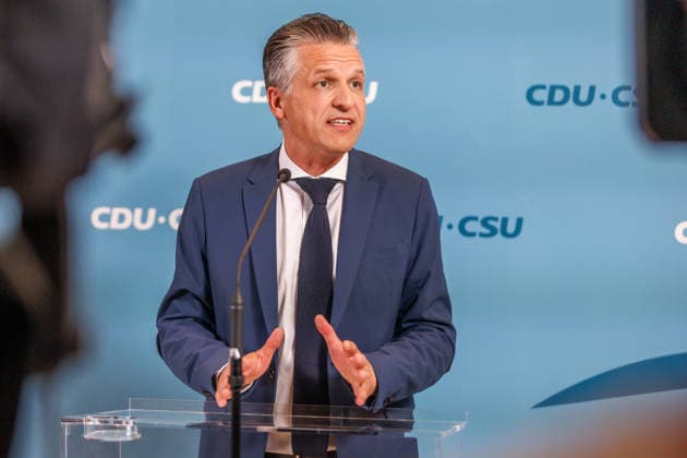 Statement vor den Fraktionssitzung der CDU CSU Alexander Hoffmann, stellvertretender Fraktionsvorsitzender der CDU CSU im Bundestag und Thorsten Frei (CDU), Fraktionsvorsitzender, spricht waehrend eines Statement vor den Fraktionssitzungen am 06.10.2026 in Berlin. Berlin Berlin Deutschland Reichstag