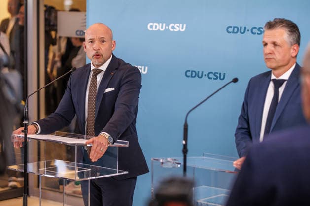 Statement vor den Fraktionssitzung der CDU CSU Alexander Hoffmann, stellvertretender Fraktionsvorsitzender der CDU CSU im Bundestag und Thorsten Frei (CDU), Fraktionsvorsitzender, spricht waehrend eines Statement vor den Fraktionssitzungen am 06.10.2026 in Berlin. Berlin Berlin Deutschland Reichstag