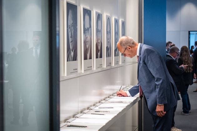 Bundeskanzler Friedrich Merz trägt sich vor der Fraktionssitzung von CDU und CSU in die Anwesenheitsliste ein;Fraktionssitzung von CDU und CSU im Deutschen Bundestag, Berlin Berlin Deutschland Bundestag