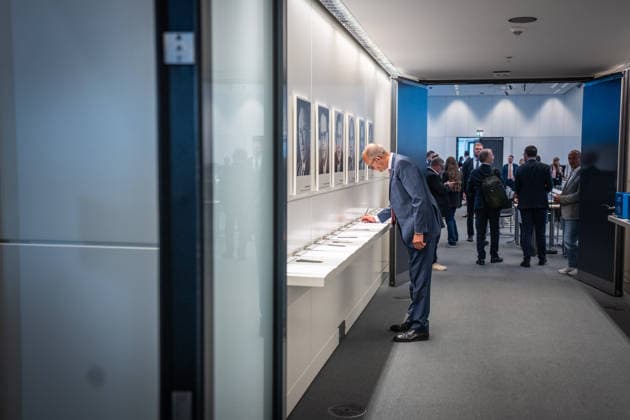 Bundeskanzler Friedrich Merz trägt sich vor der Fraktionssitzung von CDU und CSU in die Anwesenheitsliste ein;Fraktionssitzung von CDU und CSU im Deutschen Bundestag, Berlin Berlin Deutschland Bundestag