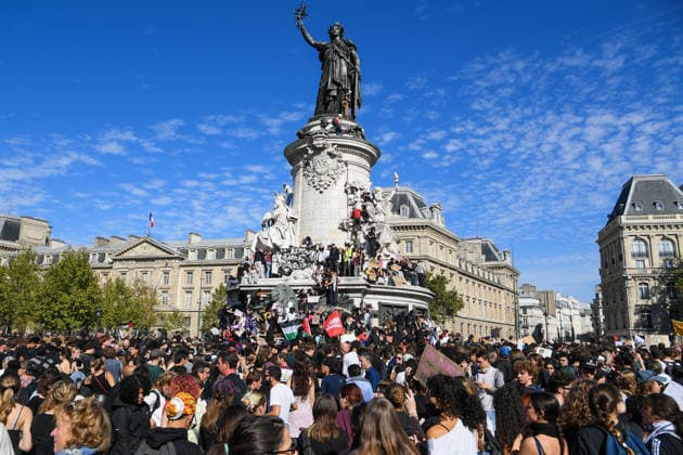 Student Demonstration - Paris People take part in a demonstration part of a nationwide day of actions called by high-school students, joined by unions and teachers, who for days have been demanding better learning conditions in protests punctuated by violent confrontations in Paris, France on October 6, 2026. Students have blocked the entrances to hundreds of high schools for 15- to 17-year-olds since late September, complaining of missing teachers, overloaded timetables, dilapidated classrooms and buildings that cannot cope with rising temperatures. Photo by Lionel Urman ABACAPRESS.COM Paris France  Copyright: xUrmanxLionel ABACAx