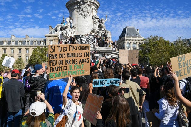 Student Demonstration - Paris People take part in a demonstration part of a nationwide day of actions called by high-school students, joined by unions and teachers, who for days have been demanding better learning conditions in protests punctuated by violent confrontations in Paris, France on October 6, 2026. Students have blocked the entrances to hundreds of high schools for 15- to 17-year-olds since late September, complaining of missing teachers, overloaded timetables, dilapidated classrooms and buildings that cannot cope with rising temperatures. Photo by Lionel Urman ABACAPRESS.COM Paris France  Copyright: xUrmanxLionel ABACAx