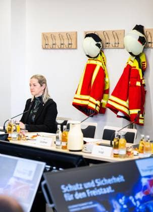 THÜRINGER LANDESREGIERUNG TRITT ERSTMALS ZUM SICHERHEITSKABINETT ZUSAMMEN ** NUR FÜR REDAKTIONELLE ZWECKE ** EDITORIAL USE ONLY **<p>06 10 2026-Erfurt: Die Thüringer Landesregierung kommt im Gefahrenabwehrzentrum Süd in Erfurt erstmals zu einem Sicherheitskabinett zusammen. Gemeinsam mit Vertretern der Sicherheitsbehörden und der Bundeswehr berät das Kabinett über den Schutz vor hybriden Bedrohungen, Cyberangriffen und Drohnen sowie über Krisenvorsorge und den Operationsplan Deutschland. Ministerpräsident Mario Voigt, Innenminister Georg Maier und Finanzministerin Katja Wolf informieren anschließend über die Ergebnisse. im Foto: Beate Meißner (CDU), Thüringer Ministerin für Justiz, Migration und Verbraucherschutz ( Deutschl Copyright: SaschaxFromm doc87wvpnx4oky1beantav0 ,EDITORIAL USE ONLY
