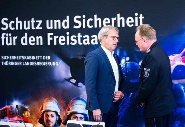THÜRINGER LANDESREGIERUNG TRITT ERSTMALS ZUM SICHERHEITSKABINETT ZUSAMMEN ** NUR FÜR REDAKTIONELLE ZWECKE ** EDITORIAL USE ONLY **<p>06 10 2026-Erfurt: Die Thüringer Landesregierung kommt im Gefahrenabwehrzentrum Süd in Erfurt erstmals zu einem Sicherheitskabinett zusammen. Gemeinsam mit Vertretern der Sicherheitsbehörden und der Bundeswehr berät das Kabinett über den Schutz vor hybriden Bedrohungen, Cyberangriffen und Drohnen sowie über Krisenvorsorge und den Operationsplan Deutschland. Ministerpräsident Mario Voigt, Innenminister Georg Maier und Finanzministerin Katja Wolf informieren anschließend über die Ergebnisse. im Foto: Georg Maier (SPD), Thüringer Minister für Inneres, Kommunales und Landesentwicklung und Stellvertr Copyright: SaschaxFromm doc87wvpln0pbq1a59gdki6 ,EDITORIAL USE ONLY