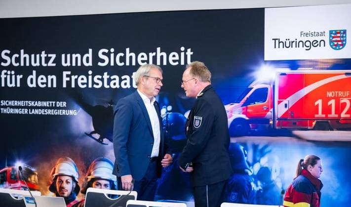 THÜRINGER LANDESREGIERUNG TRITT ERSTMALS ZUM SICHERHEITSKABINETT ZUSAMMEN ** NUR FÜR REDAKTIONELLE ZWECKE ** EDITORIAL USE ONLY **<p>06 10 2026-Erfurt: Die Thüringer Landesregierung kommt im Gefahrenabwehrzentrum Süd in Erfurt erstmals zu einem Sicherheitskabinett zusammen. Gemeinsam mit Vertretern der Sicherheitsbehörden und der Bundeswehr berät das Kabinett über den Schutz vor hybriden Bedrohungen, Cyberangriffen und Drohnen sowie über Krisenvorsorge und den Operationsplan Deutschland. Ministerpräsident Mario Voigt, Innenminister Georg Maier und Finanzministerin Katja Wolf informieren anschließend über die Ergebnisse. im Foto: Georg Maier (SPD), Thüringer Minister für Inneres, Kommunales und Landesentwicklung und Stellvertr Copyright: SaschaxFromm doc87wvqnmrf74ham93kft ,EDITORIAL USE ONLY
