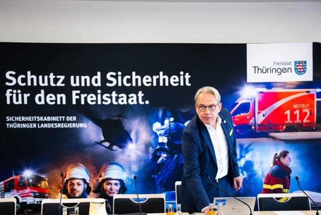 THÜRINGER LANDESREGIERUNG TRITT ERSTMALS ZUM SICHERHEITSKABINETT ZUSAMMEN ** NUR FÜR REDAKTIONELLE ZWECKE ** EDITORIAL USE ONLY **<p>06 10 2026-Erfurt: Die Thüringer Landesregierung kommt im Gefahrenabwehrzentrum Süd in Erfurt erstmals zu einem Sicherheitskabinett zusammen. Gemeinsam mit Vertretern der Sicherheitsbehörden und der Bundeswehr berät das Kabinett über den Schutz vor hybriden Bedrohungen, Cyberangriffen und Drohnen sowie über Krisenvorsorge und den Operationsplan Deutschland. Ministerpräsident Mario Voigt, Innenminister Georg Maier (im Foto) und Finanzministerin Katja Wolf informieren anschließend über die Ergebnisse. ( Deutschland Thueringen Erfurt Copyright: SaschaxFromm
