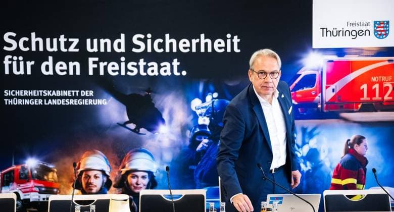 THÜRINGER LANDESREGIERUNG TRITT ERSTMALS ZUM SICHERHEITSKABINETT ZUSAMMEN ** NUR FÜR REDAKTIONELLE ZWECKE ** EDITORIAL USE ONLY **<p>06 10 2026-Erfurt: Die Thüringer Landesregierung kommt im Gefahrenabwehrzentrum Süd in Erfurt erstmals zu einem Sicherheitskabinett zusammen. Gemeinsam mit Vertretern der Sicherheitsbehörden und der Bundeswehr berät das Kabinett über den Schutz vor hybriden Bedrohungen, Cyberangriffen und Drohnen sowie über Krisenvorsorge und den Operationsplan Deutschland. Ministerpräsident Mario Voigt, Innenminister Georg Maier (im Foto) und Finanzministerin Katja Wolf informieren anschließend über die Ergebnisse. ( Deutschland Thueringen Erfurt Copyright: SaschaxFromm