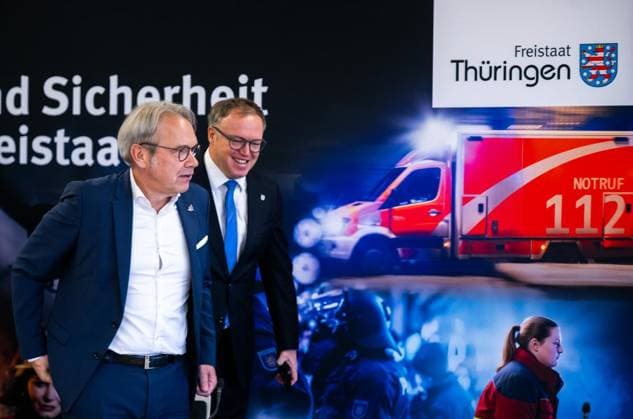 THÜRINGER LANDESREGIERUNG TRITT ERSTMALS ZUM SICHERHEITSKABINETT ZUSAMMEN ** NUR FÜR REDAKTIONELLE ZWECKE ** EDITORIAL USE ONLY **<p>06 10 2026-Erfurt: Die Thüringer Landesregierung kommt im Gefahrenabwehrzentrum Süd in Erfurt erstmals zu einem Sicherheitskabinett zusammen. Gemeinsam mit Vertretern der Sicherheitsbehörden und der Bundeswehr berät das Kabinett über den Schutz vor hybriden Bedrohungen, Cyberangriffen und Drohnen sowie über Krisenvorsorge und den Operationsplan Deutschland. Ministerpräsident Mario Voigt (rechts), Innenminister Georg Maier (links) und Finanzministerin Katja Wolf informieren anschließend über die Ergebnisse. ( Deutschland Thueringen Erfurt Copyright: SaschaxFromm
