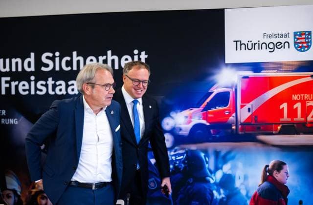 THÜRINGER LANDESREGIERUNG TRITT ERSTMALS ZUM SICHERHEITSKABINETT ZUSAMMEN ** NUR FÜR REDAKTIONELLE ZWECKE ** EDITORIAL USE ONLY **<p>06 10 2026-Erfurt: Die Thüringer Landesregierung kommt im Gefahrenabwehrzentrum Süd in Erfurt erstmals zu einem Sicherheitskabinett zusammen. Gemeinsam mit Vertretern der Sicherheitsbehörden und der Bundeswehr berät das Kabinett über den Schutz vor hybriden Bedrohungen, Cyberangriffen und Drohnen sowie über Krisenvorsorge und den Operationsplan Deutschland. Ministerpräsident Mario Voigt (rechts), Innenminister Georg Maier (links) und Finanzministerin Katja Wolf informieren anschließend über die Ergebnisse. ( Deutschland Thueringen Erfurt Copyright: SaschaxFromm