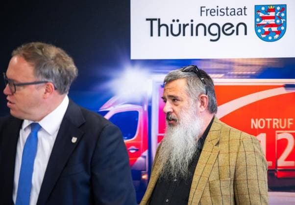 THÜRINGER LANDESREGIERUNG TRITT ERSTMALS ZUM SICHERHEITSKABINETT ZUSAMMEN ** NUR FÜR REDAKTIONELLE ZWECKE ** EDITORIAL USE ONLY **<p>06 10 2026-Erfurt: Die Thüringer Landesregierung kommt im Gefahrenabwehrzentrum Süd in Erfurt erstmals zu einem Sicherheitskabinett zusammen. Gemeinsam mit Vertretern der Sicherheitsbehörden und der Bundeswehr berät das Kabinett über den Schutz vor hybriden Bedrohungen, Cyberangriffen und Drohnen sowie über Krisenvorsorge und den Operationsplan Deutschland. Ministerpräsident Mario Voigt, Innenminister Georg Maier und Finanzministerin Katja Wolf informieren anschließend über die Ergebnisse. im Foto: Ministerpräsident Mario Voigt (CDU), links, Johannes Blasius, Präsident des Thüringer Landesverw Copyright: SaschaxFromm doc87wvria9g2gbdx7h1mvc ,EDITORIAL USE ONLY
