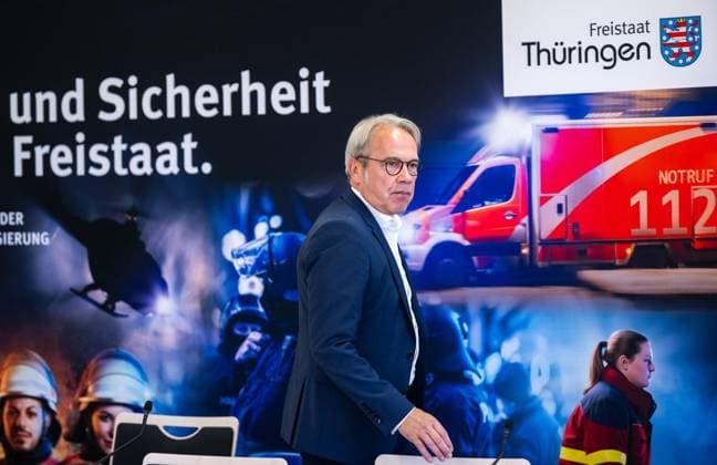THÜRINGER LANDESREGIERUNG TRITT ERSTMALS ZUM SICHERHEITSKABINETT ZUSAMMEN ** NUR FÜR REDAKTIONELLE ZWECKE ** EDITORIAL USE ONLY **<p>06 10 2026-Erfurt: Die Thüringer Landesregierung kommt im Gefahrenabwehrzentrum Süd in Erfurt erstmals zu einem Sicherheitskabinett zusammen. Gemeinsam mit Vertretern der Sicherheitsbehörden und der Bundeswehr berät das Kabinett über den Schutz vor hybriden Bedrohungen, Cyberangriffen und Drohnen sowie über Krisenvorsorge und den Operationsplan Deutschland. Ministerpräsident Mario Voigt, Innenminister Georg Maier (im Foto) und Finanzministerin Katja Wolf informieren anschließend über die Ergebnisse. ( Deutschland Thueringen Erfurt Copyright: SaschaxFromm