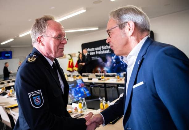 THÜRINGER LANDESREGIERUNG TRITT ERSTMALS ZUM SICHERHEITSKABINETT ZUSAMMEN ** NUR FÜR REDAKTIONELLE ZWECKE ** EDITORIAL USE ONLY **<p>06 10 2026-Erfurt: Die Thüringer Landesregierung kommt im Gefahrenabwehrzentrum Süd in Erfurt erstmals zu einem Sicherheitskabinett zusammen. Gemeinsam mit Vertretern der Sicherheitsbehörden und der Bundeswehr berät das Kabinett über den Schutz vor hybriden Bedrohungen, Cyberangriffen und Drohnen sowie über Krisenvorsorge und den Operationsplan Deutschland. Ministerpräsident Mario Voigt, Innenminister Georg Maier und Finanzministerin Katja Wolf informieren anschließend über die Ergebnisse. im Foto: Georg Maier (SPD), Thüringer Minister für Inneres, Kommunales und Landesentwicklung und Stellvertr Copyright: SaschaxFromm doc87wvrkovgr4xbsp3k4k ,EDITORIAL USE ONLY