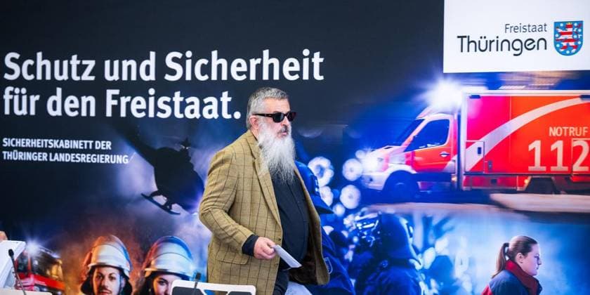 THÜRINGER LANDESREGIERUNG TRITT ERSTMALS ZUM SICHERHEITSKABINETT ZUSAMMEN ** NUR FÜR REDAKTIONELLE ZWECKE ** EDITORIAL USE ONLY **<p>06 10 2026-Erfurt: Die Thüringer Landesregierung kommt im Gefahrenabwehrzentrum Süd in Erfurt erstmals zu einem Sicherheitskabinett zusammen. Gemeinsam mit Vertretern der Sicherheitsbehörden und der Bundeswehr berät das Kabinett über den Schutz vor hybriden Bedrohungen, Cyberangriffen und Drohnen sowie über Krisenvorsorge und den Operationsplan Deutschland. Ministerpräsident Mario Voigt, Innenminister Georg Maier und Finanzministerin Katja Wolf informieren anschließend über die Ergebnisse. im Foto: Stephan J. Kramer, Präsident des Amtes für Verfassungsschutz Thüringen ( Deutschland Thueringe Copyright: SaschaxFromm doc87wvql5ykhgrrtceb31 ,EDITORIAL USE ONLY