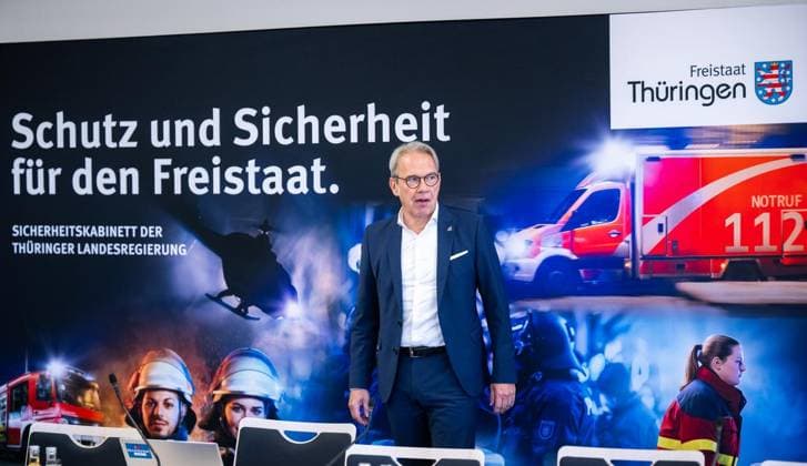 THÜRINGER LANDESREGIERUNG TRITT ERSTMALS ZUM SICHERHEITSKABINETT ZUSAMMEN ** NUR FÜR REDAKTIONELLE ZWECKE ** EDITORIAL USE ONLY **<p>06 10 2026-Erfurt: Die Thüringer Landesregierung kommt im Gefahrenabwehrzentrum Süd in Erfurt erstmals zu einem Sicherheitskabinett zusammen. Gemeinsam mit Vertretern der Sicherheitsbehörden und der Bundeswehr berät das Kabinett über den Schutz vor hybriden Bedrohungen, Cyberangriffen und Drohnen sowie über Krisenvorsorge und den Operationsplan Deutschland. Ministerpräsident Mario Voigt, Innenminister Georg Maier (im Foto) und Finanzministerin Katja Wolf informieren anschließend über die Ergebnisse. ( Deutschland Thueringen Erfurt Copyright: SaschaxFromm
