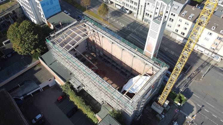 06.10.2026 xkhx Kassel Neues Dach für die Elisabethkirche - Drei Jahre nach dem Einsturz des Daches der Kirche wird das Notdach entfernt und durch ein endgültiges Dach ersetzt.