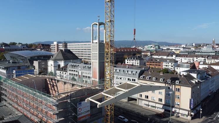 06.10.2026 xkhx Kassel Neues Dach für die Elisabethkirche - Drei Jahre nach dem Einsturz des Daches der Kirche wird das Notdach entfernt und durch ein endgültiges Dach ersetzt.