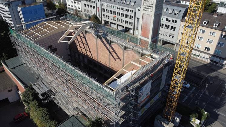 06.10.2026 xkhx Kassel Neues Dach für die Elisabethkirche - Drei Jahre nach dem Einsturz des Daches der Kirche wird das Notdach entfernt und durch ein endgültiges Dach ersetzt.