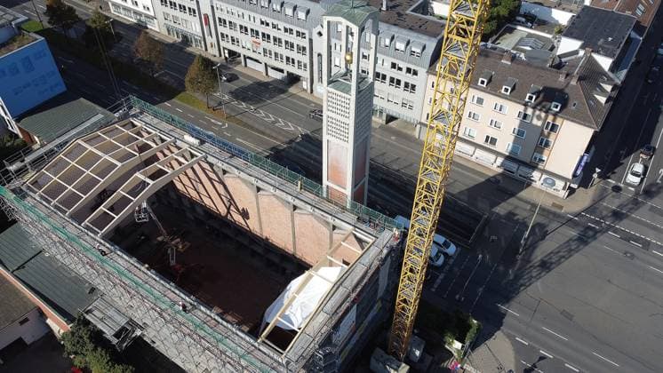 06.10.2026 xkhx Kassel Neues Dach für die Elisabethkirche - Drei Jahre nach dem Einsturz des Daches der Kirche wird das Notdach entfernt und durch ein endgültiges Dach ersetzt.