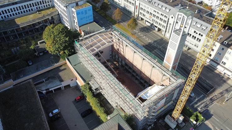 06.10.2026 xkhx Kassel Neues Dach für die Elisabethkirche - Drei Jahre nach dem Einsturz des Daches der Kirche wird das Notdach entfernt und durch ein endgültiges Dach ersetzt.