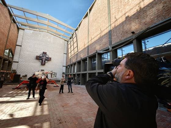 06.10.2026 xkhx Kassel Neues Dach für die Elisabethkirche - Drei Jahre nach dem Einsturz des Daches der Kirche wird das Notdach entfernt und durch ein endgültiges Dach ersetzt.