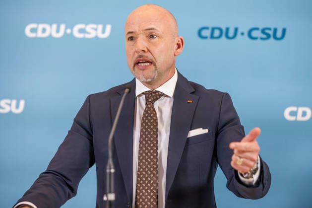 Statement vor den Fraktionssitzung der CDU CSU Alexander Hoffmann, stellvertretender Fraktionsvorsitzender der CDU CSU im Bundestag und Thorsten Frei (CDU), Fraktionsvorsitzender, spricht waehrend eines Statement vor den Fraktionssitzungen am 06.10.2026 in Berlin. Berlin Berlin Deutschland Reichstag