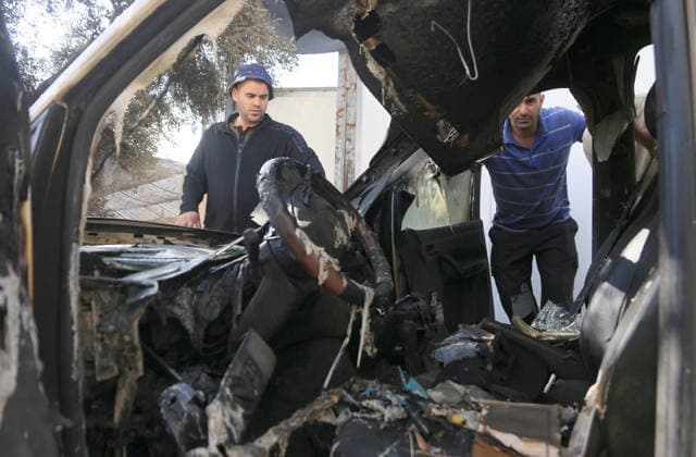 Palestinian-Israeli conflict in Nablus, Palestine - 06 Oct 2026 Palestinians inspect a vehicle that was burnt by rioting Jewish settlers who also scrawled Hebrew graffiti on the walls of homes in the village of Aqraba. Groups of rioting settlers launched attacks on Palestinian villages, they set fire on home in the village of Burqa near Ramallah, pelting Palestinian vehicles with stones, and harassing Palestinian farmers who were harvesting olive. Nablus Palestine Copyright: xNasserxishatyehx xSOPAxImagesx Nishtayeh734