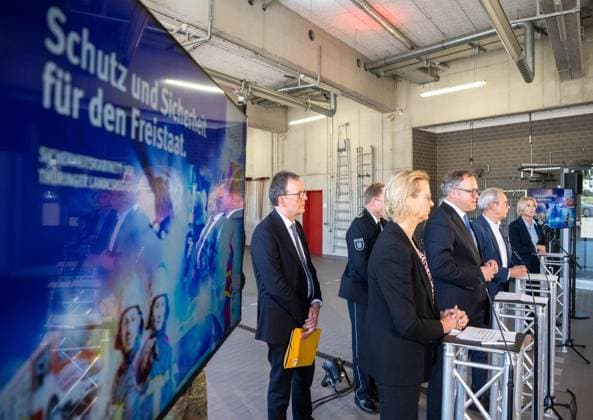 THÜRINGER LANDESREGIERUNG TRITT ERSTMALS ZUM SICHERHEITSKABINETT ZUSAMMEN ** NUR FÜR REDAKTIONELLE ZWECKE ** EDITORIAL USE ONLY **<p>06 10 2026-Erfurt: Die Thüringer Landesregierung kommt im Gefahrenabwehrzentrum Süd in Erfurt erstmals zu einem Sicherheitskabinett zusammen. Gemeinsam mit Vertretern der Sicherheitsbehörden und der Bundeswehr berät das Kabinett über den Schutz vor hybriden Bedrohungen, Cyberangriffen und Drohnen sowie über Krisenvorsorge und den Operationsplan Deutschland. Ministerpräsident Mario Voigt, mitte, Innenminister Georg Maier, rechts, und Finanzministerin Katja Wolf, links, informieren anschließend über die Ergebnisse. ( Deutschland Thueringen Erfurt Copyright: SaschaxFromm