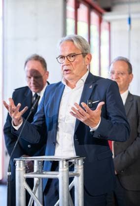 THÜRINGER LANDESREGIERUNG TRITT ERSTMALS ZUM SICHERHEITSKABINETT ZUSAMMEN ** NUR FÜR REDAKTIONELLE ZWECKE ** EDITORIAL USE ONLY **<p>06 10 2026-Erfurt: Die Thüringer Landesregierung kommt im Gefahrenabwehrzentrum Süd in Erfurt erstmals zu einem Sicherheitskabinett zusammen. Gemeinsam mit Vertretern der Sicherheitsbehörden und der Bundeswehr berät das Kabinett über den Schutz vor hybriden Bedrohungen, Cyberangriffen und Drohnen sowie über Krisenvorsorge und den Operationsplan Deutschland. Ministerpräsident Mario Voigt, Innenminister Georg Maier (im Foto) und Finanzministerin Katja Wolf informieren anschließend über die Ergebnisse. ( Deutschland Thueringen Erfurt Copyright: SaschaxFromm