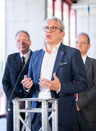THÜRINGER LANDESREGIERUNG TRITT ERSTMALS ZUM SICHERHEITSKABINETT ZUSAMMEN ** NUR FÜR REDAKTIONELLE ZWECKE ** EDITORIAL USE ONLY **<p>06 10 2026-Erfurt: Die Thüringer Landesregierung kommt im Gefahrenabwehrzentrum Süd in Erfurt erstmals zu einem Sicherheitskabinett zusammen. Gemeinsam mit Vertretern der Sicherheitsbehörden und der Bundeswehr berät das Kabinett über den Schutz vor hybriden Bedrohungen, Cyberangriffen und Drohnen sowie über Krisenvorsorge und den Operationsplan Deutschland. Ministerpräsident Mario Voigt, Innenminister Georg Maier (im Foto) und Finanzministerin Katja Wolf informieren anschließend über die Ergebnisse. ( Deutschland Thueringen Erfurt Copyright: SaschaxFromm