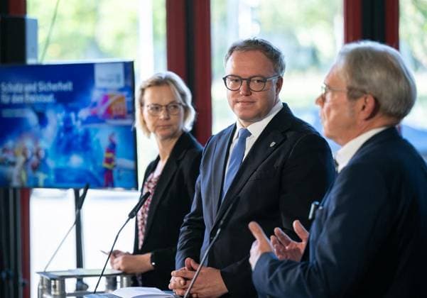THÜRINGER LANDESREGIERUNG TRITT ERSTMALS ZUM SICHERHEITSKABINETT ZUSAMMEN ** NUR FÜR REDAKTIONELLE ZWECKE ** EDITORIAL USE ONLY **<p>06 10 2026-Erfurt: Die Thüringer Landesregierung kommt im Gefahrenabwehrzentrum Süd in Erfurt erstmals zu einem Sicherheitskabinett zusammen. Gemeinsam mit Vertretern der Sicherheitsbehörden und der Bundeswehr berät das Kabinett über den Schutz vor hybriden Bedrohungen, Cyberangriffen und Drohnen sowie über Krisenvorsorge und den Operationsplan Deutschland. Ministerpräsident Mario Voigt, mitte, Innenminister Georg Maier, rechts, und Finanzministerin Katja Wolf, links, informieren anschließend über die Ergebnisse. ( Deutschland Thueringen Erfurt Copyright: SaschaxFromm
